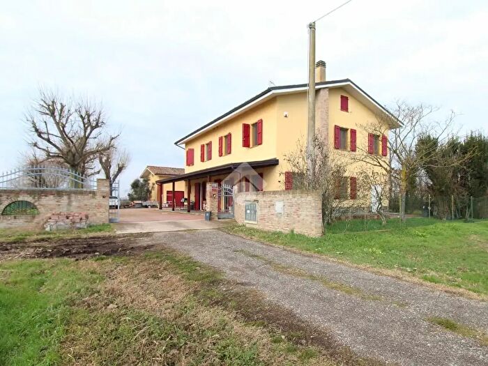 Casa con 8 locali in vendita in Via Raveda, San Pietro In Casale