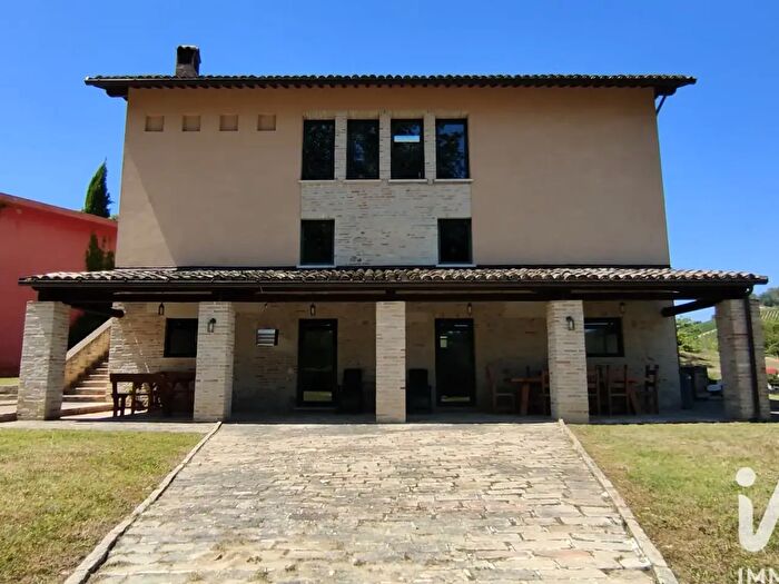 Casa con 11 locali in vendita in Via Menocchia, Carassai