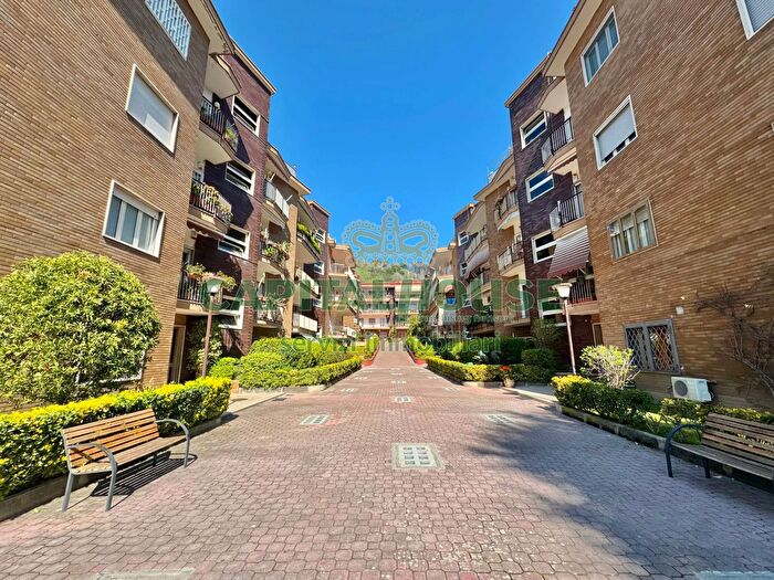 Appartamento quadrilocale in vendita in Via Terracina, Napoli