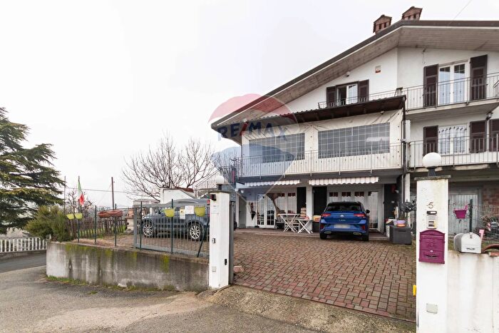 Casa con 10 locali in vendita in Via Villini Privata, Casaleggio Boiro