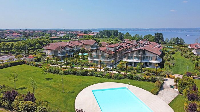 Appartamento quadrilocale in vendita in Via Benaco, Sirmione