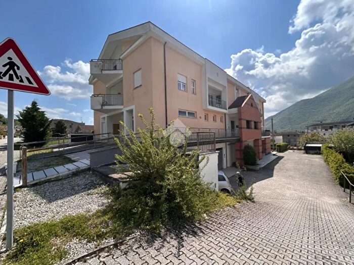 Appartamento con 5 locali in vendita in Via Caio Ponzio, Atina