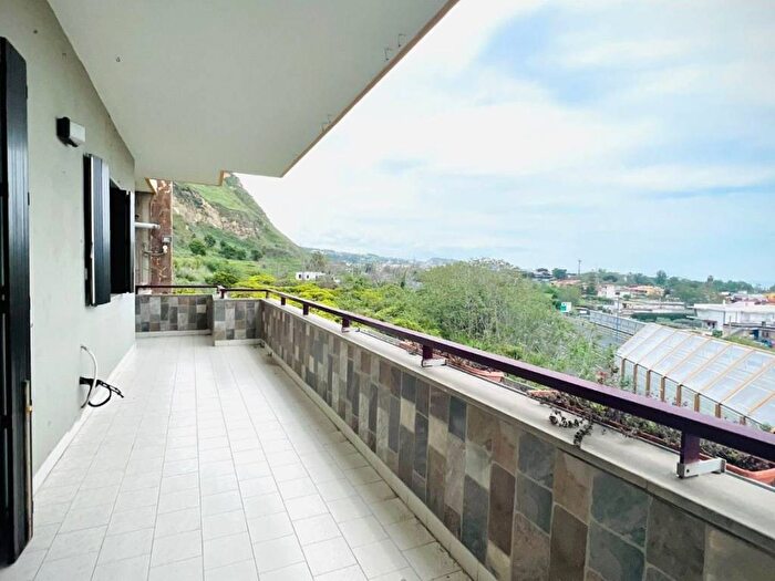 Appartamento trilocale in affitto in Via Vecchia Luciano, Località Toiano Sotto il Monte, Pozzuoli