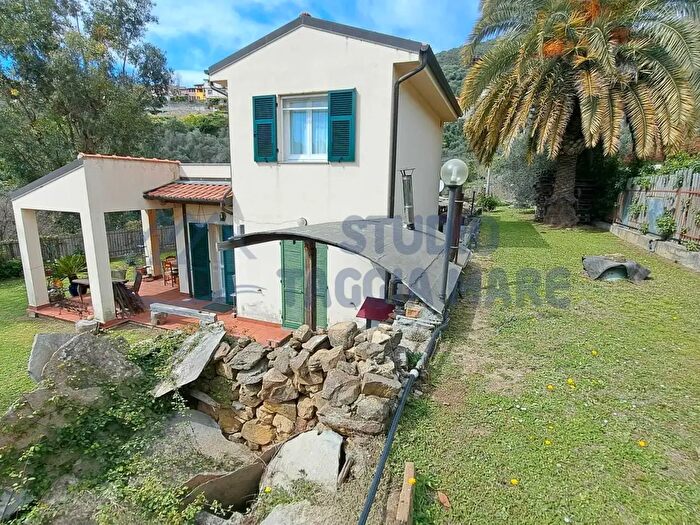 Casa con 6 locali in vendita in Via Pompeiana, Castellaro