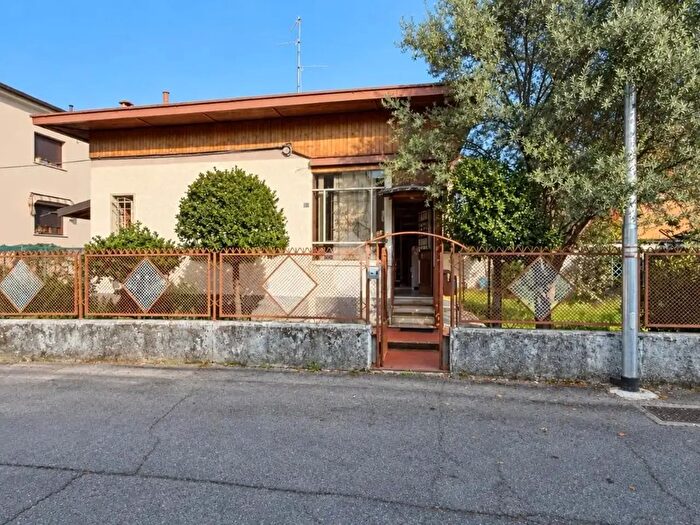 Casa trilocale in vendita in Via Padova, Desio