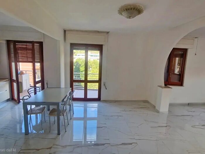 Appartamento con 7 locali in vendita in Carrara