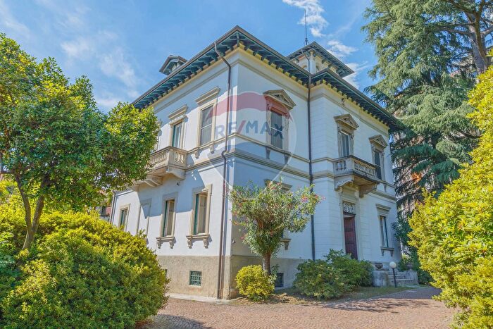 Casa con 10 locali in vendita in Verbania