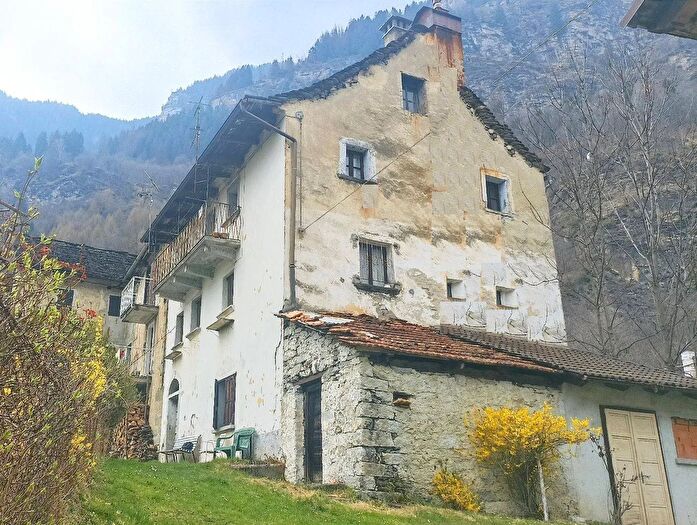 Casa con 5 locali in vendita in Frazione Altoggio Premia, Premia