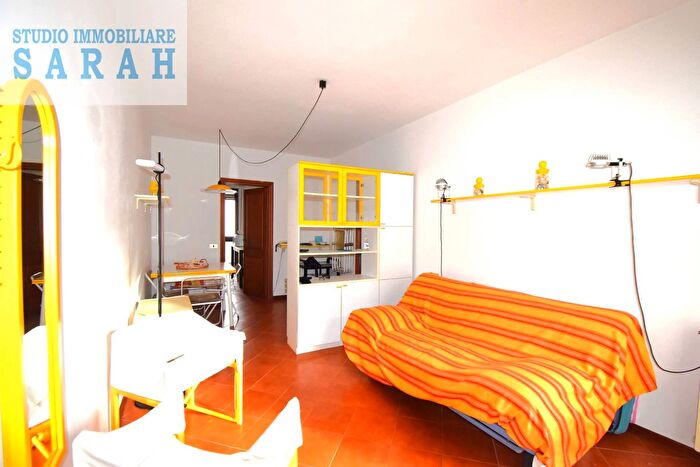 Appartamento trilocale in vendita in Via Pascoli, Viareggio