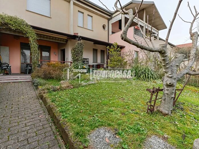 Appartamento quadrilocale in vendita in Via Fornace, Carnate