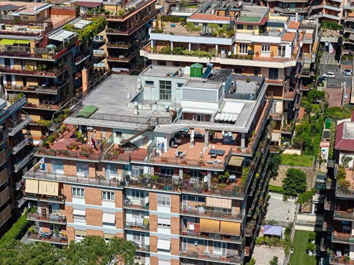 Appartamento con 8 locali in vendita in Via Francesco Acri, Roma