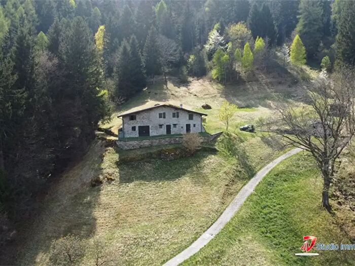 Casa trilocale in vendita in Località Mezzullo, Edolo