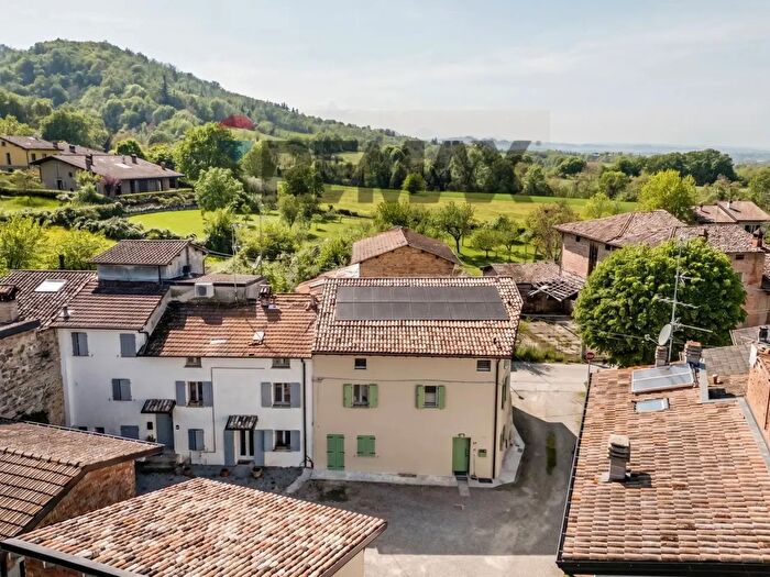 Casa con 9 locali in vendita in Via Risorgimento, Quattro Castella