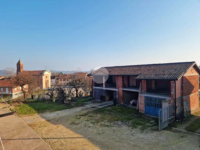 Casa con 9 locali in vendita in Strada Bricchetto, Tigliole