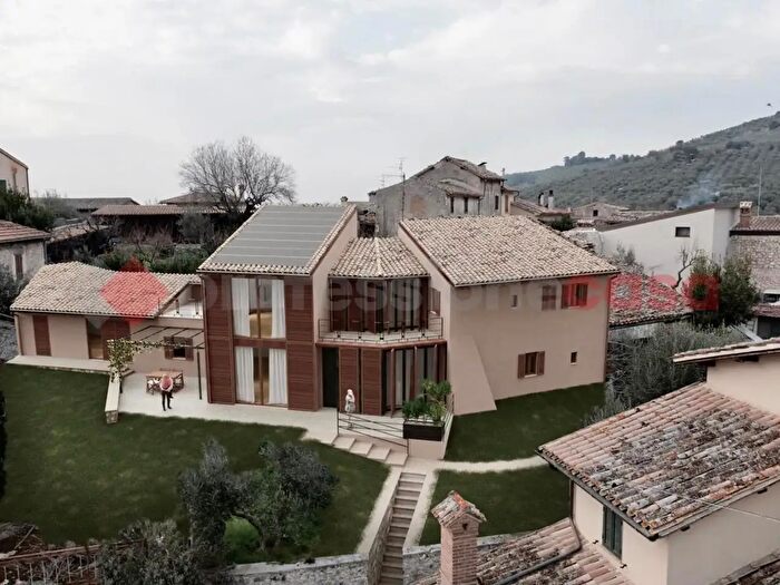 Casa trilocale in vendita in Via Orlando del Frate, Spoleto