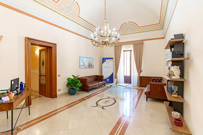 Appartamento con 7 locali in vendita in Via S Gaetano, Catania