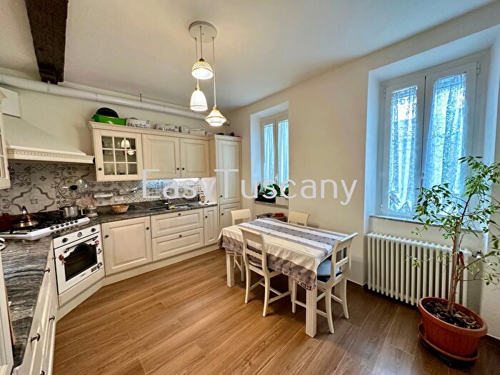 Appartamento con 6 locali in vendita in Via San Paolino, Lucca