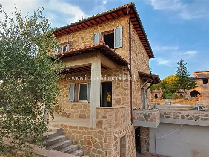 Casa con 5 locali in vendita in Via San Giusto, Lucignano