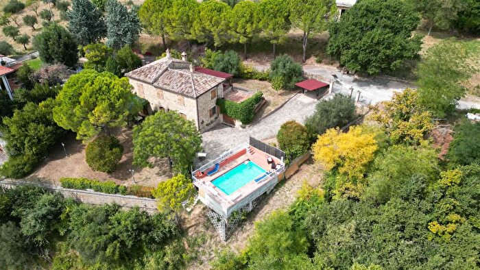 Casa con 7 locali in vendita in San Severino Marche