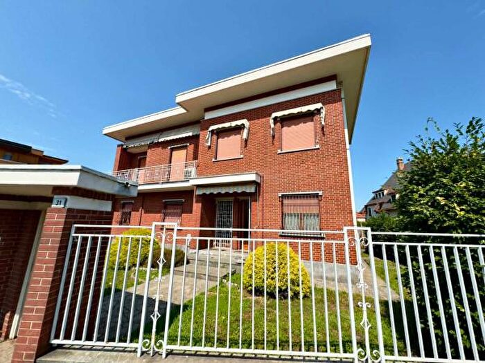 Casa con 6 locali in vendita in Via Novembre, Cerano