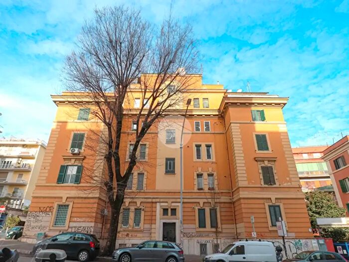 Appartamento trilocale in vendita in Via Federico Ozanam, Roma