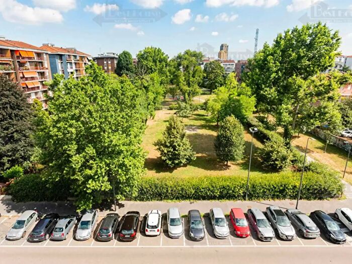 Appartamento trilocale in vendita in Via Ronchi, Milano