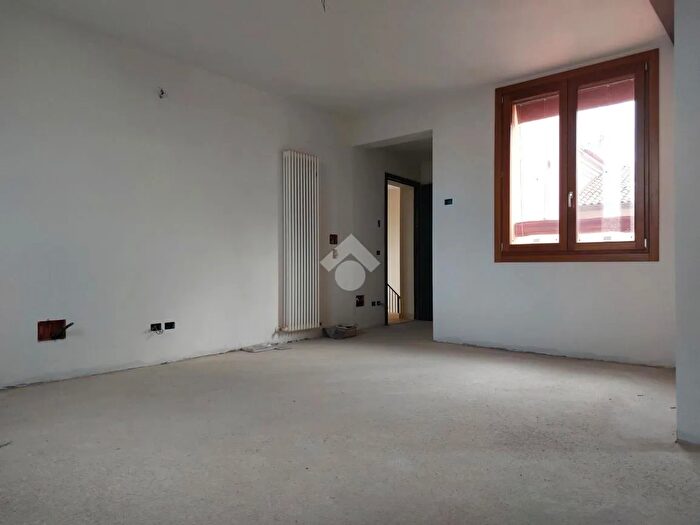 Appartamento trilocale in vendita in Via Piangipane, Ferrara