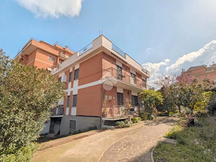 Appartamento quadrilocale in vendita in Via col di Lana, Ciampino