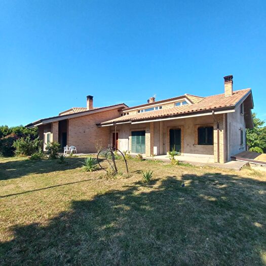 Casa con 20 locali in vendita in Chiavanella, Monteleone Di Fermo