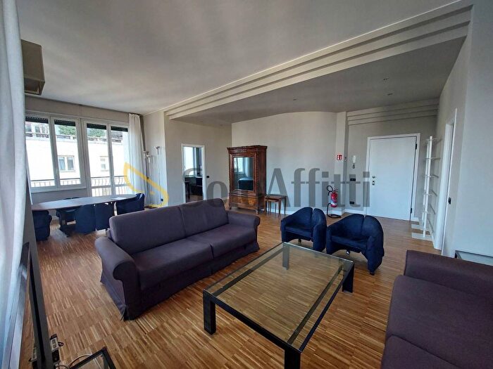 Appartamento con 6 locali in affitto in Via Antonio Locatelli, Centrale, Milano