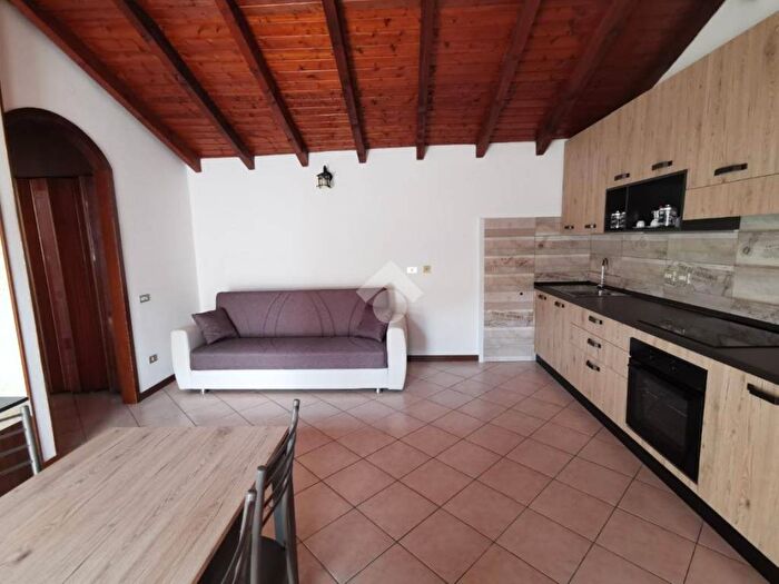 Appartamento bilocale in affitto in Piazza Santa Maria, Centro, Lonate Pozzolo
