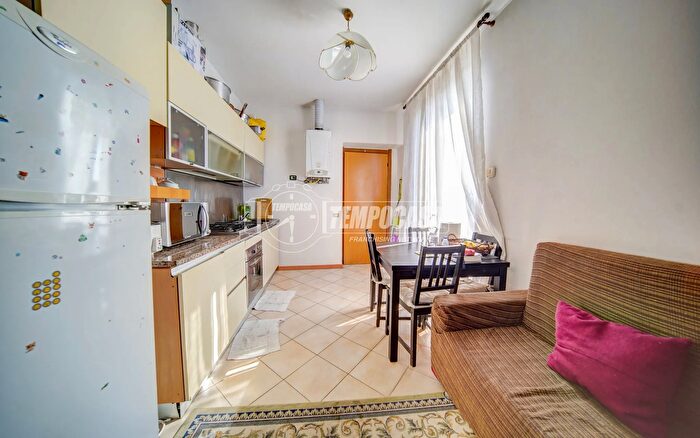 Appartamento bilocale in vendita in Piazza Don Angelo Stoppani, Gazzada Schianno