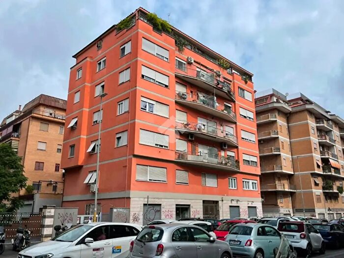 Appartamento trilocale in vendita in Roma