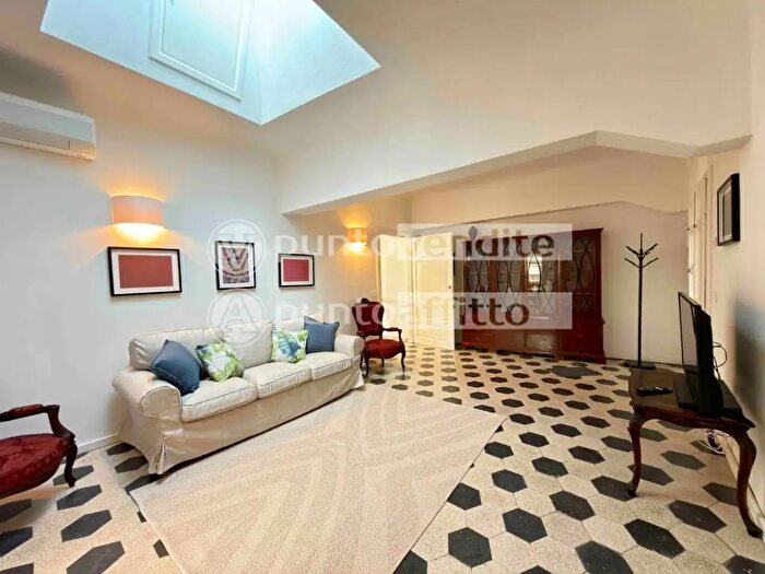 Appartamento con 6 locali in affitto in Fillungo, Lucca