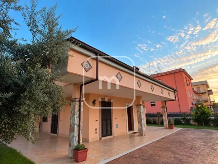 Casa quadrilocale in vendita in Via Frisa, Roma