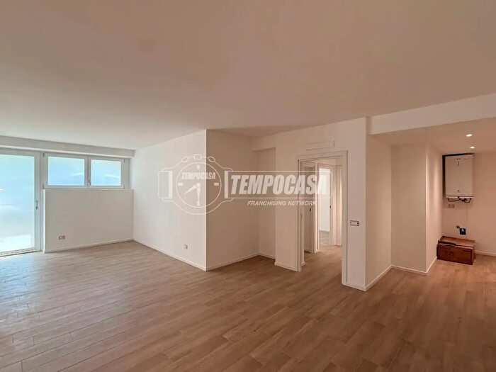 Appartamento trilocale in vendita in Via Papa Pio XI, Como