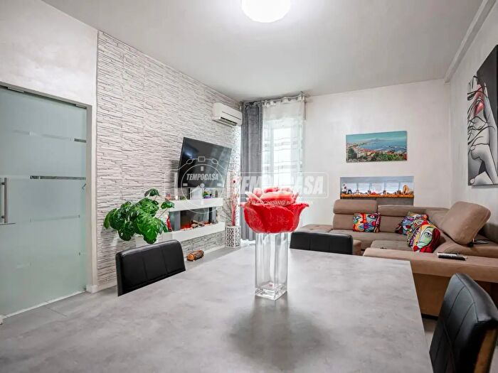 Appartamento trilocale in vendita in Via Cola, Cento