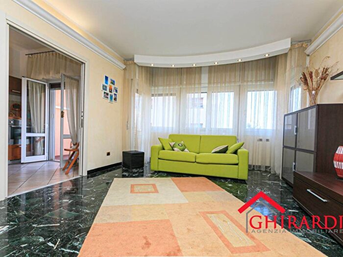 Appartamento trilocale in affitto in Via Antonio SantElia, Sestri Ponente, Genova