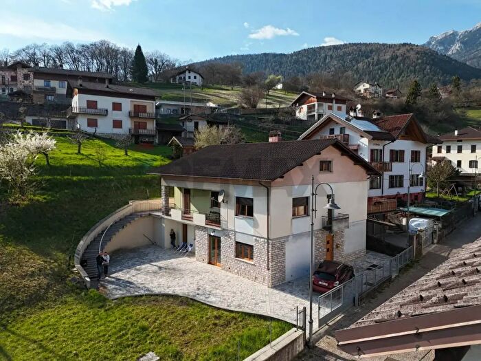 Casa con 9 locali in vendita in Via Resenterra, Lamon