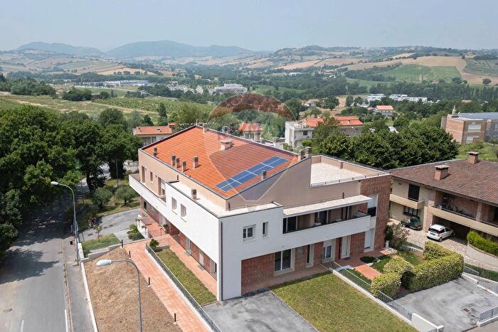 Appartamento con 5 locali in vendita in Via Capannini, Serra De Conti