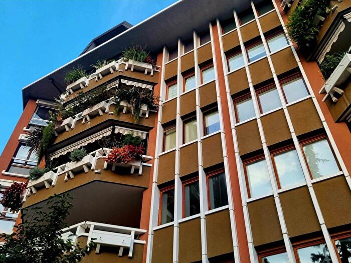 Appartamento quadrilocale in affitto in Via Ippodromo, Trenno, Milano