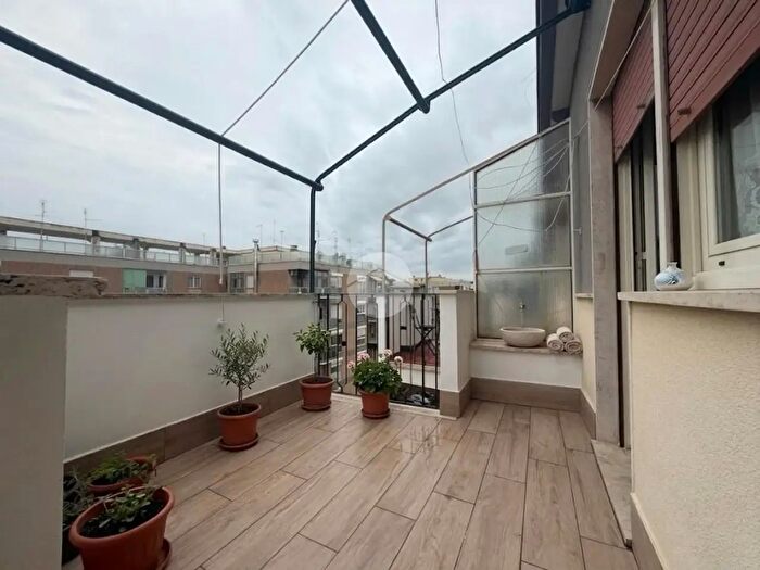 Appartamento bilocale in vendita in Viale Val Padana, Roma