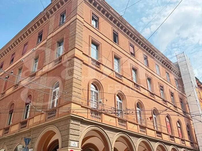 Appartamento quadrilocale in vendita in Via Farini, Bologna