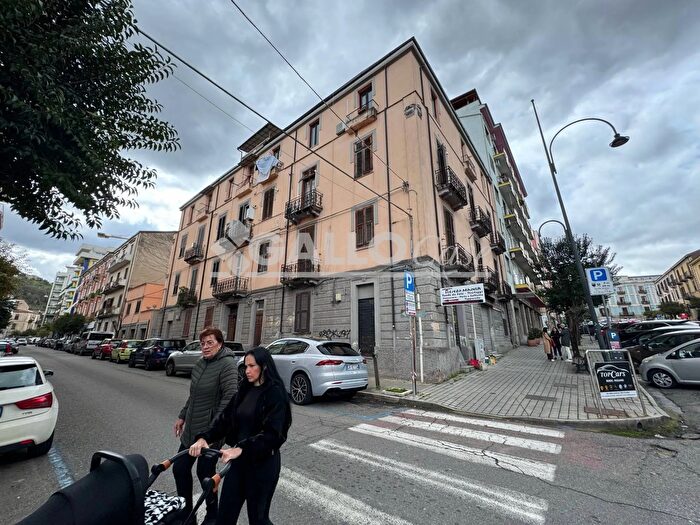 Appartamento trilocale in vendita in Via Monte Grappa Cosenza, Cosenza