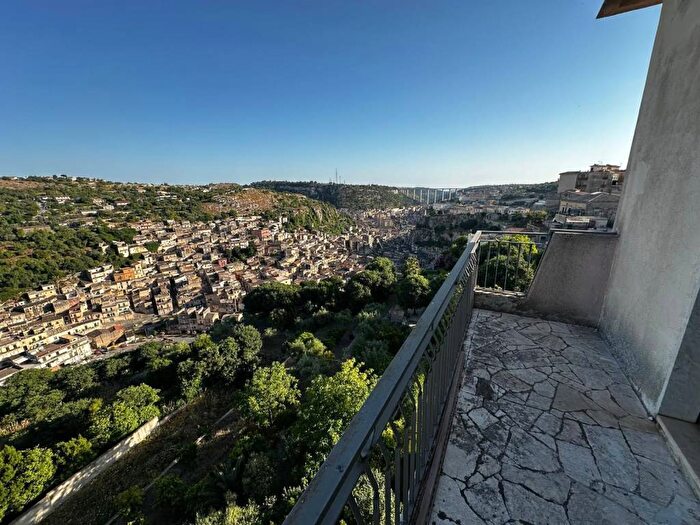 Appartamento con 5 locali in affitto in VIA FONTANA, Modica Alta, Modica