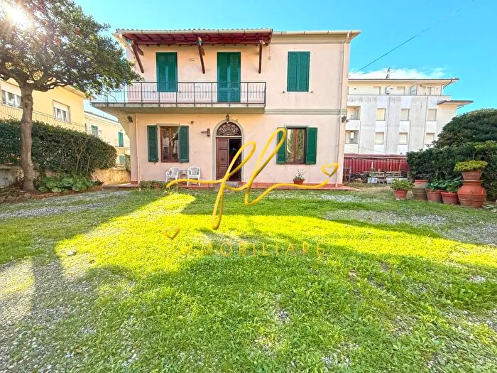 Appartamento con 5 locali in vendita in Rosignano Marittimo