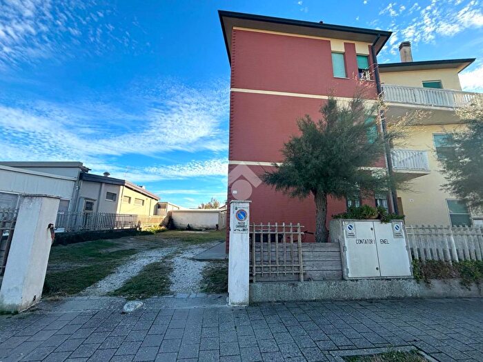 Appartamento quadrilocale in vendita in Via Casalborsetti, Ravenna