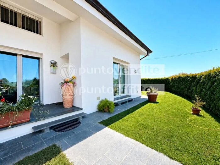Casa con 7 locali in vendita in dei Marzi, Lucca