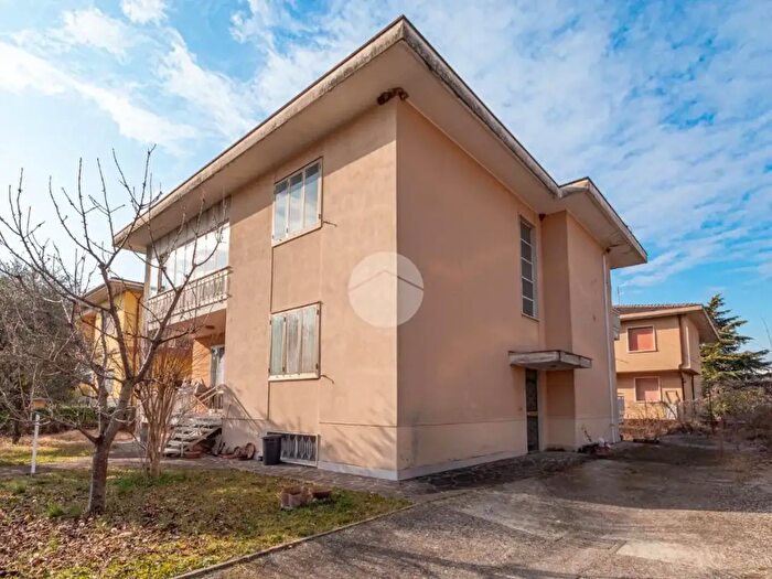 Casa con 5 locali in vendita in Via Nievo, Bussolengo