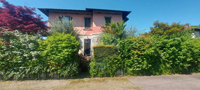 Appartamento con 7 locali in vendita in Via Fabio Filzi, Cittiglio